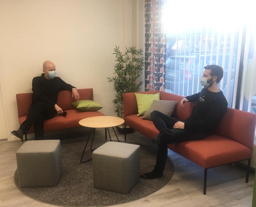 Kuvassa keskustelemassa Jämsä Tehtaan yhteisömanageri Petteri Koskinen ja Tehtaaseen tutustumaan tullut Matias Myllymäki.