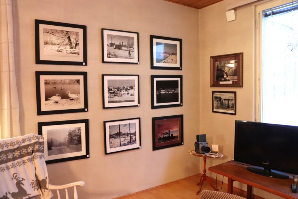 Valokuvanäyttelyn teoksia seinällä