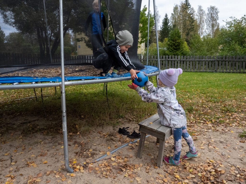 Krister ja Janina Niemen perhe, Jämsänkoski syyskuu 2024. Kuvassa lapset Mattias, Pekko ja Lila Niemi.